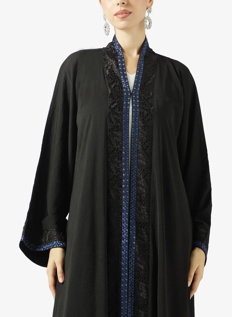 هيا كلوزيت عباية مطرزة باللون الأسود مع شيلة